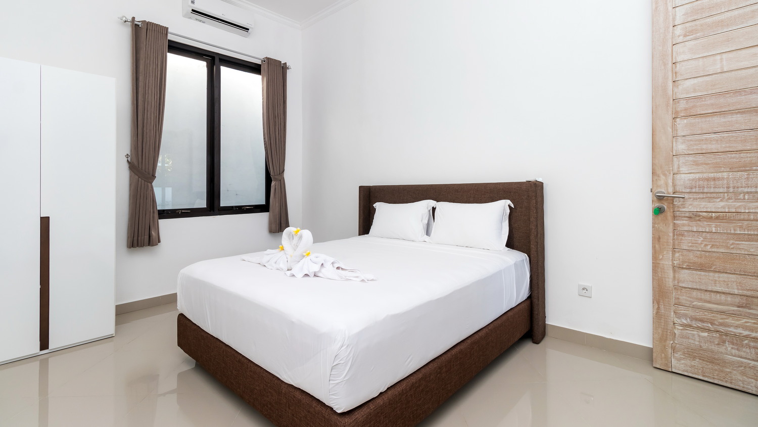 1 of the 3 bedrooms