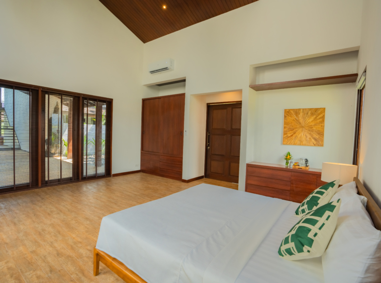 1 of the 8 bedrooms