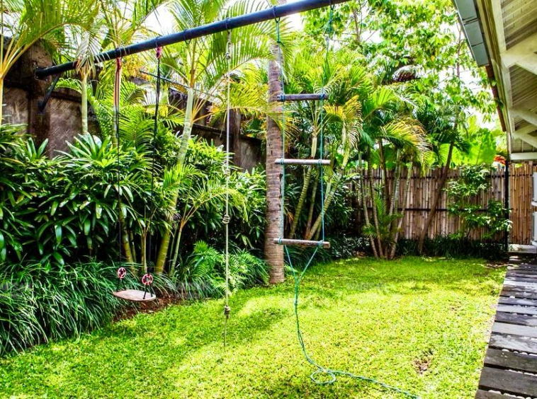 2 gardens in 1 villa