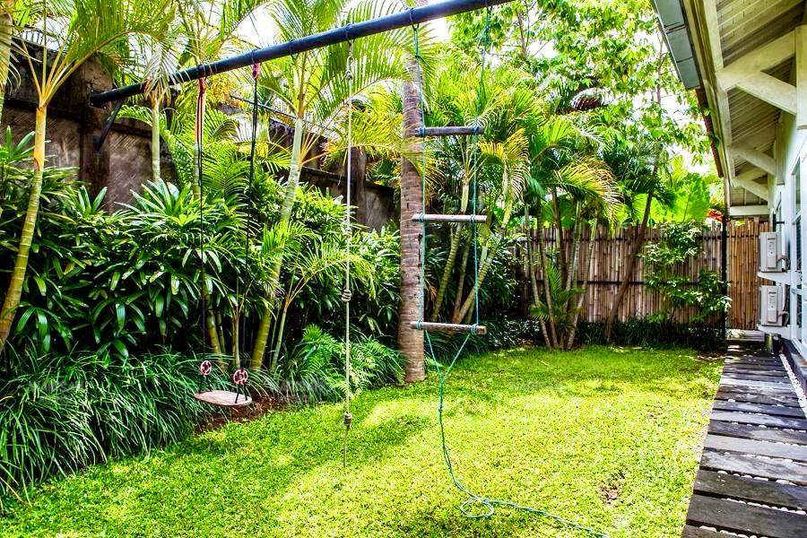 2 gardens in 1 villa