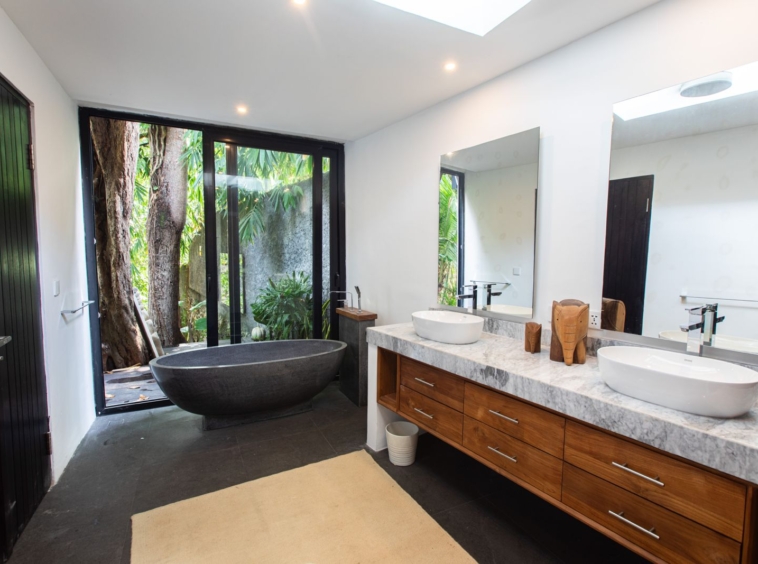 Amazing bathroom with bathtube