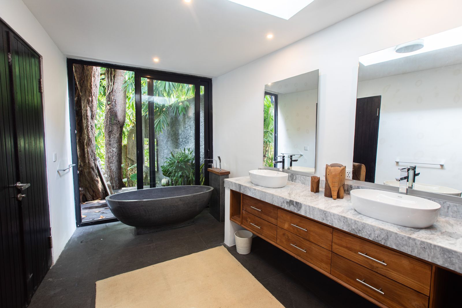 Amazing bathroom with bathtube