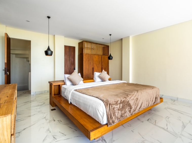 1 of the 6 bedrooms