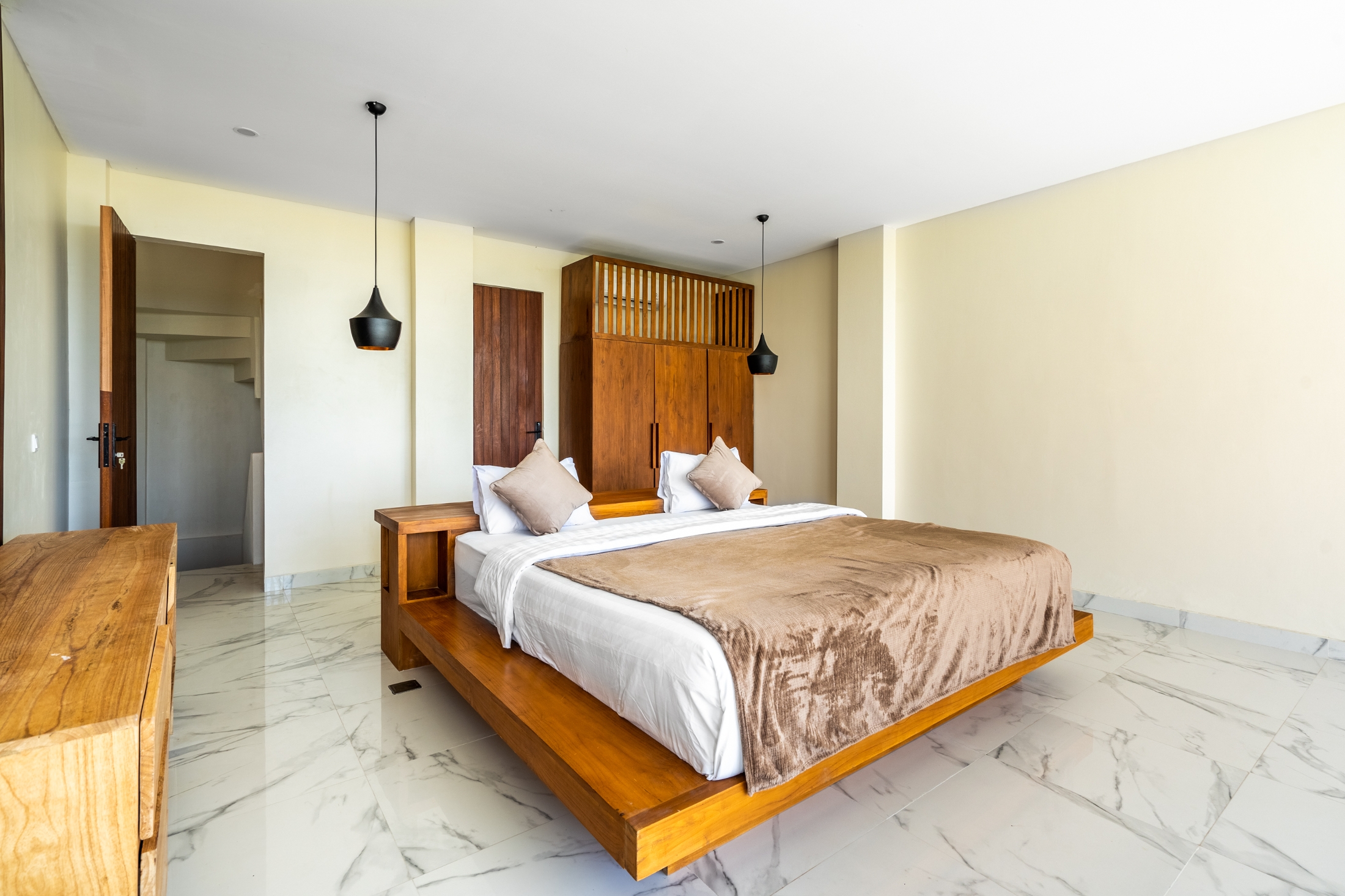 1 of the 6 bedrooms