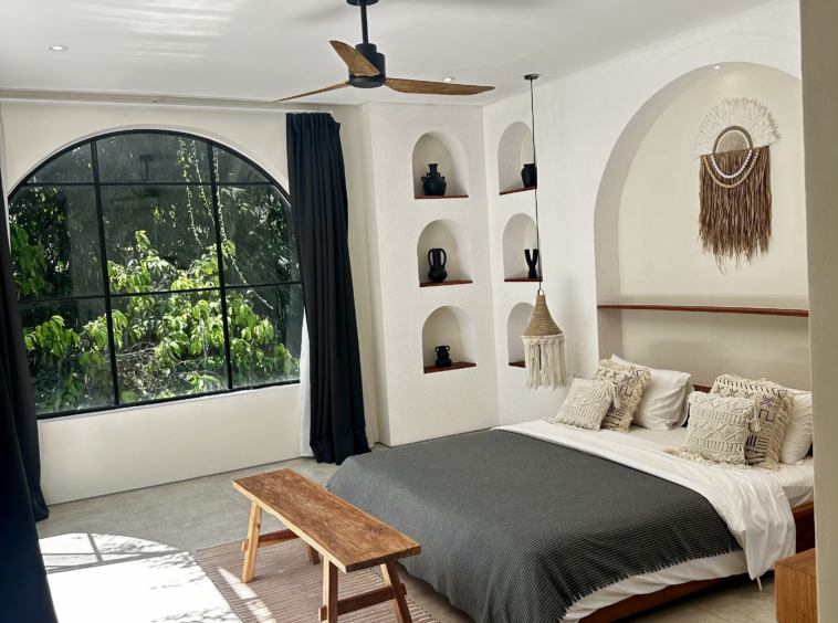 1 of the 6 bedrooms