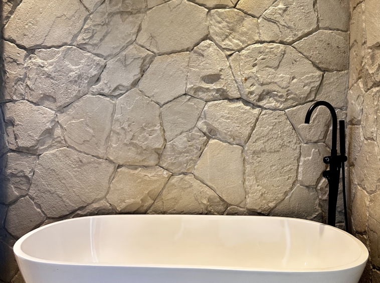 Ensuite bthroom with bathtube