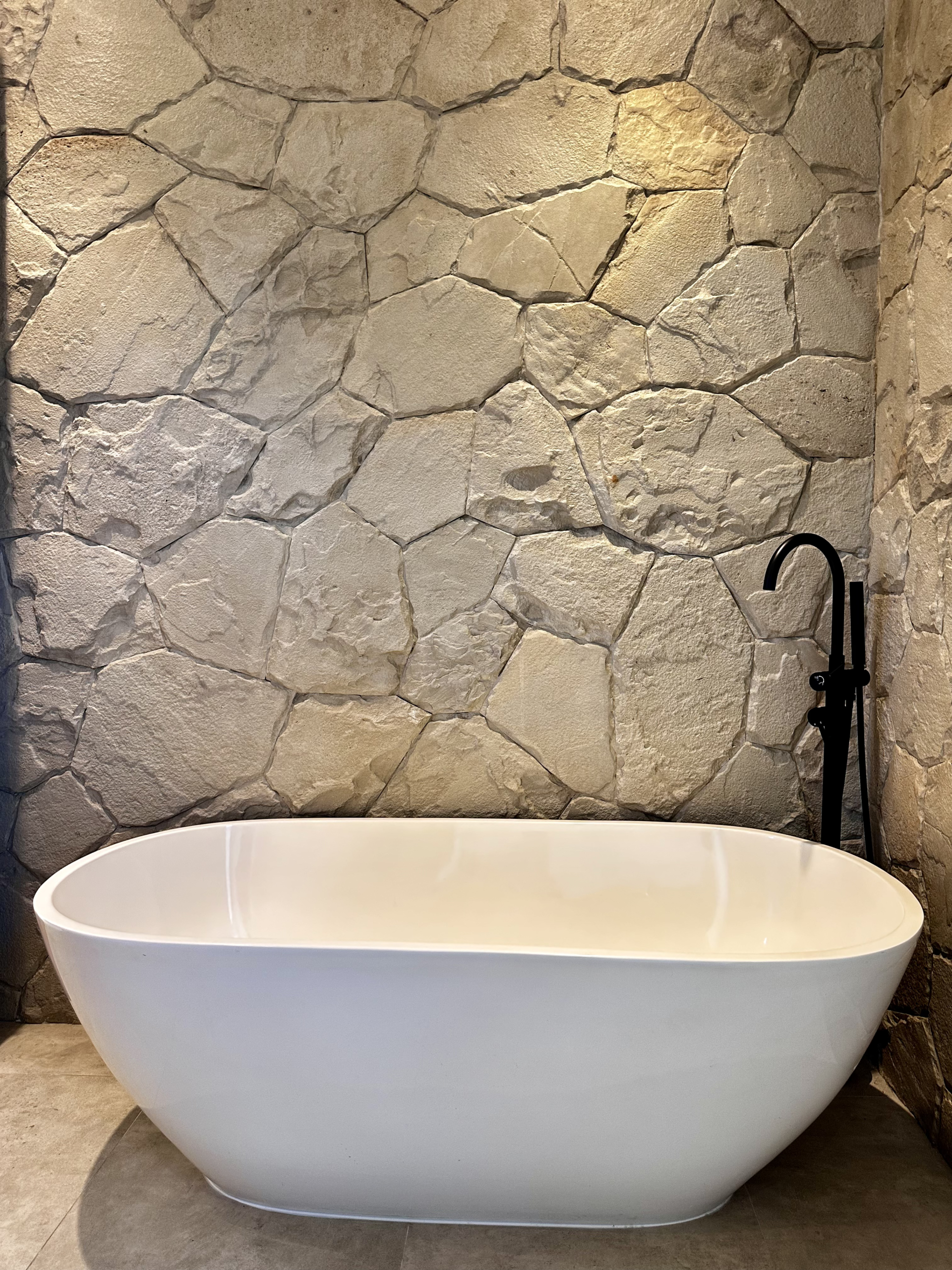 Ensuite bthroom with bathtube