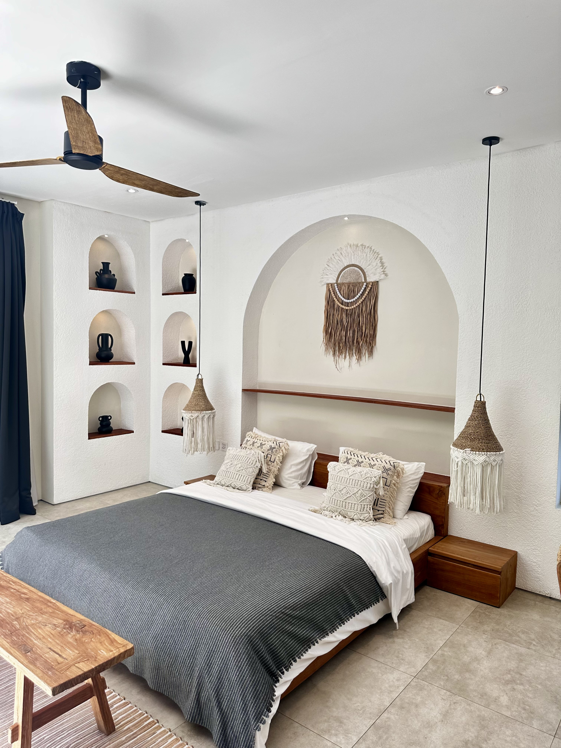 1 of the 6 bedrooms