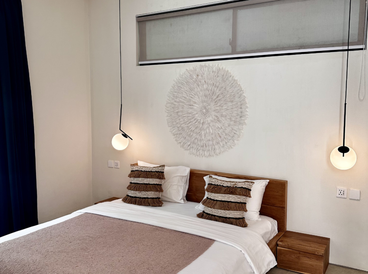 1 of the 6 bedrooms