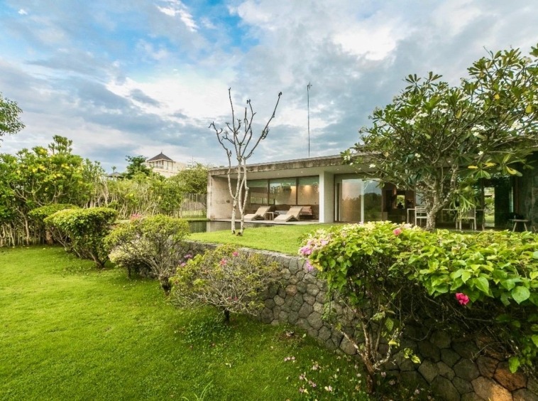 Huge garden and ocean view