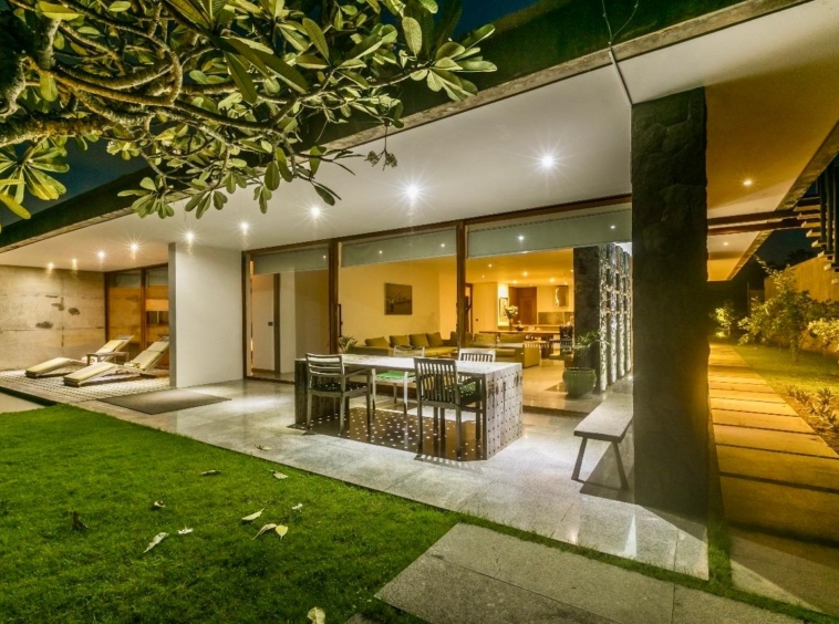 Enclosed living room and outdoor dining table to enjoy bali weather
