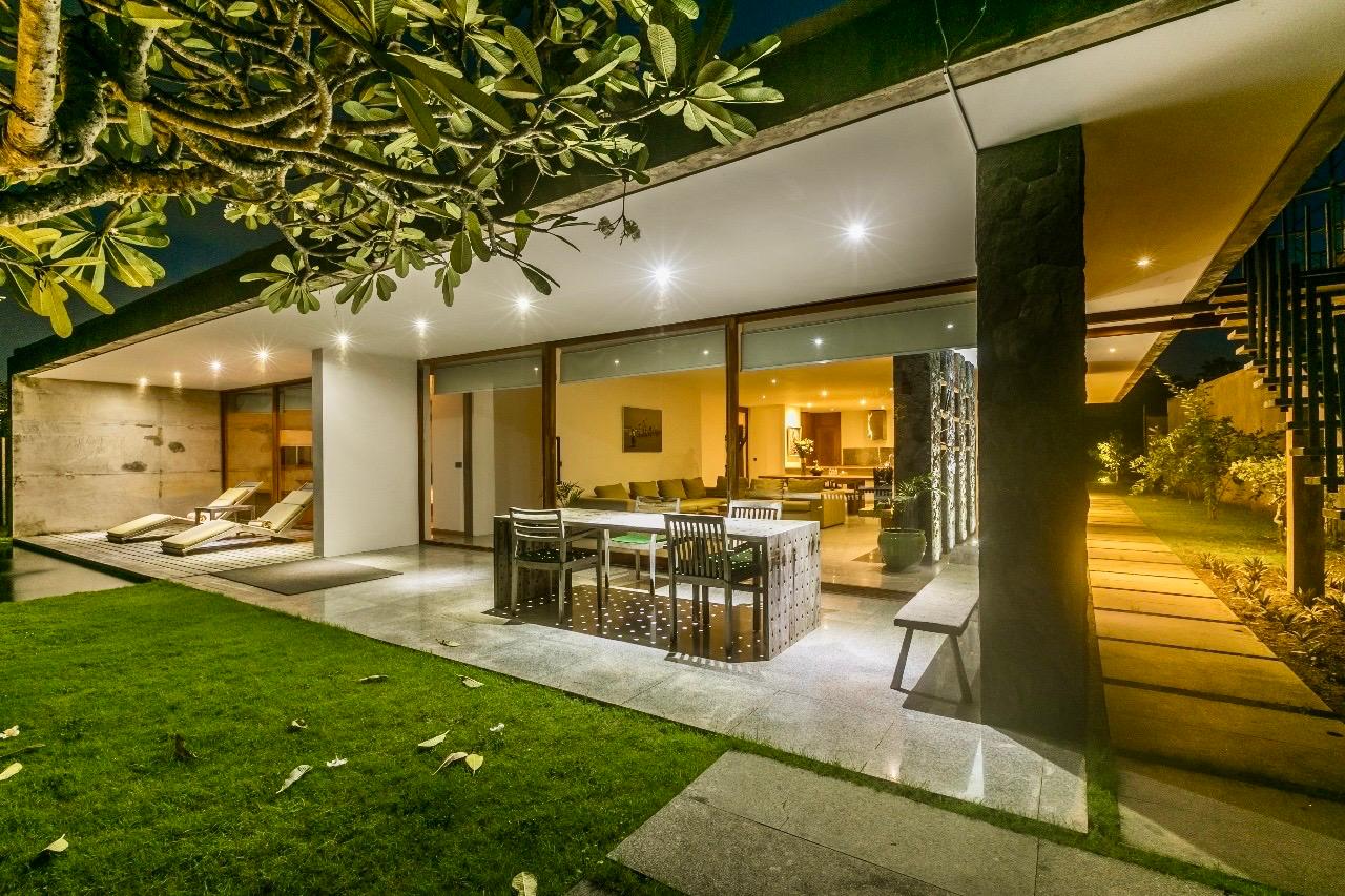 Enclosed living room and outdoor dining table to enjoy bali weather