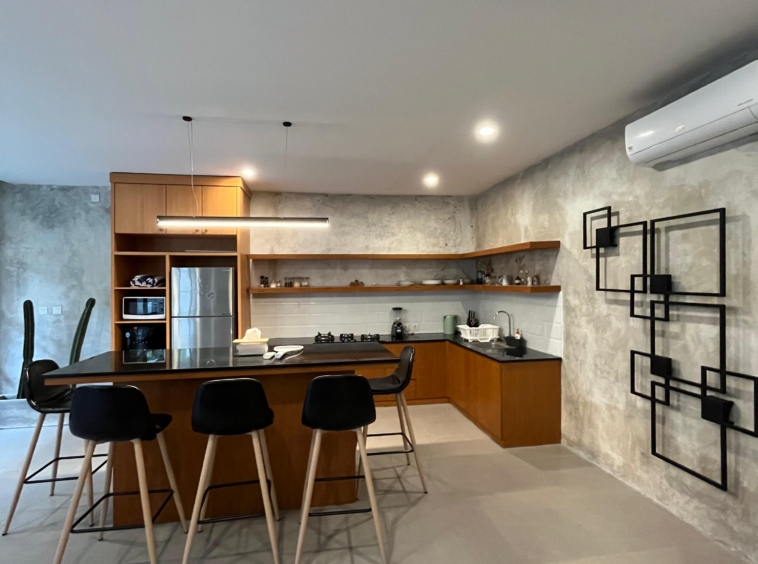 Sleek open kitchen with a chic breakfast bar
