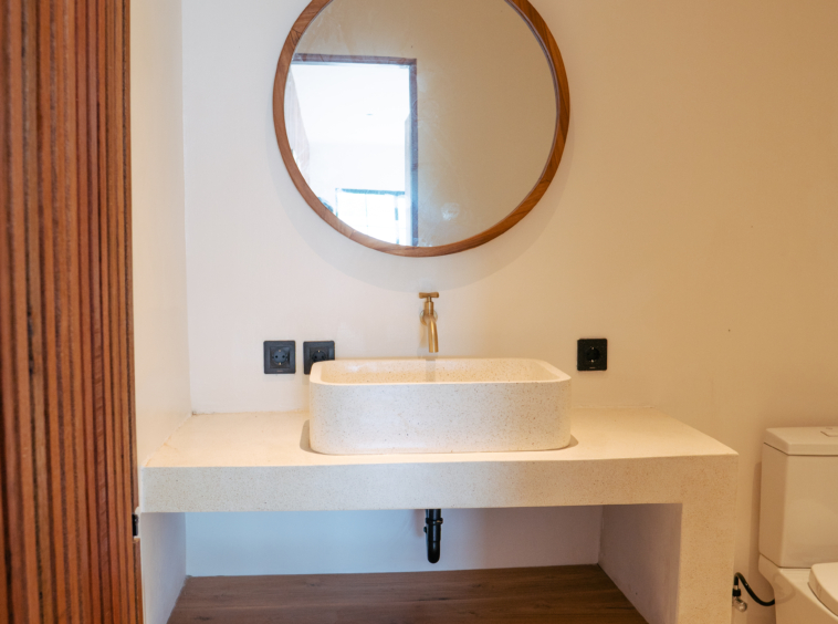 1 of the 2 bathrooms