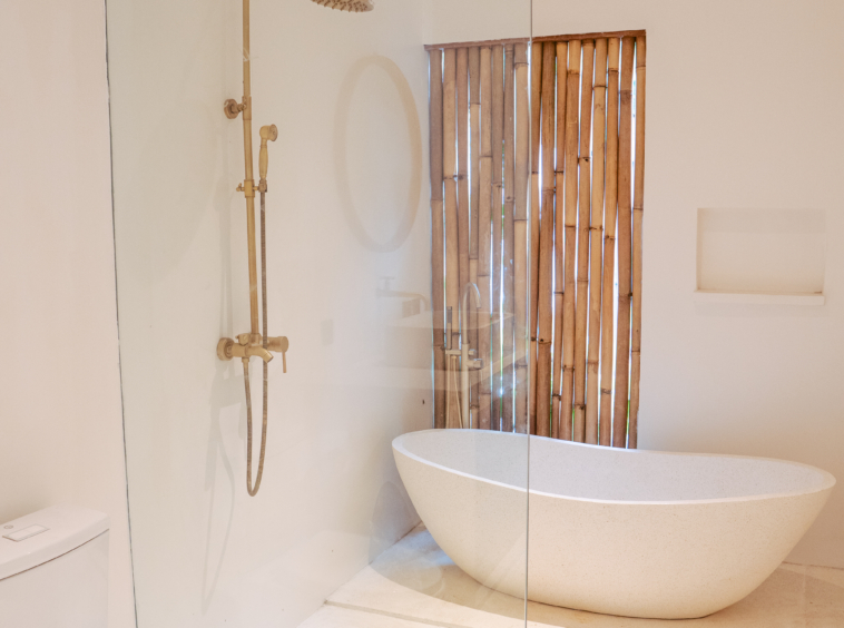 The ensuite bathroom have bathtube