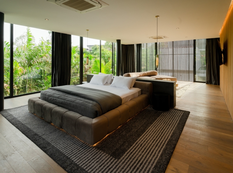 amazing spacious master bedroom