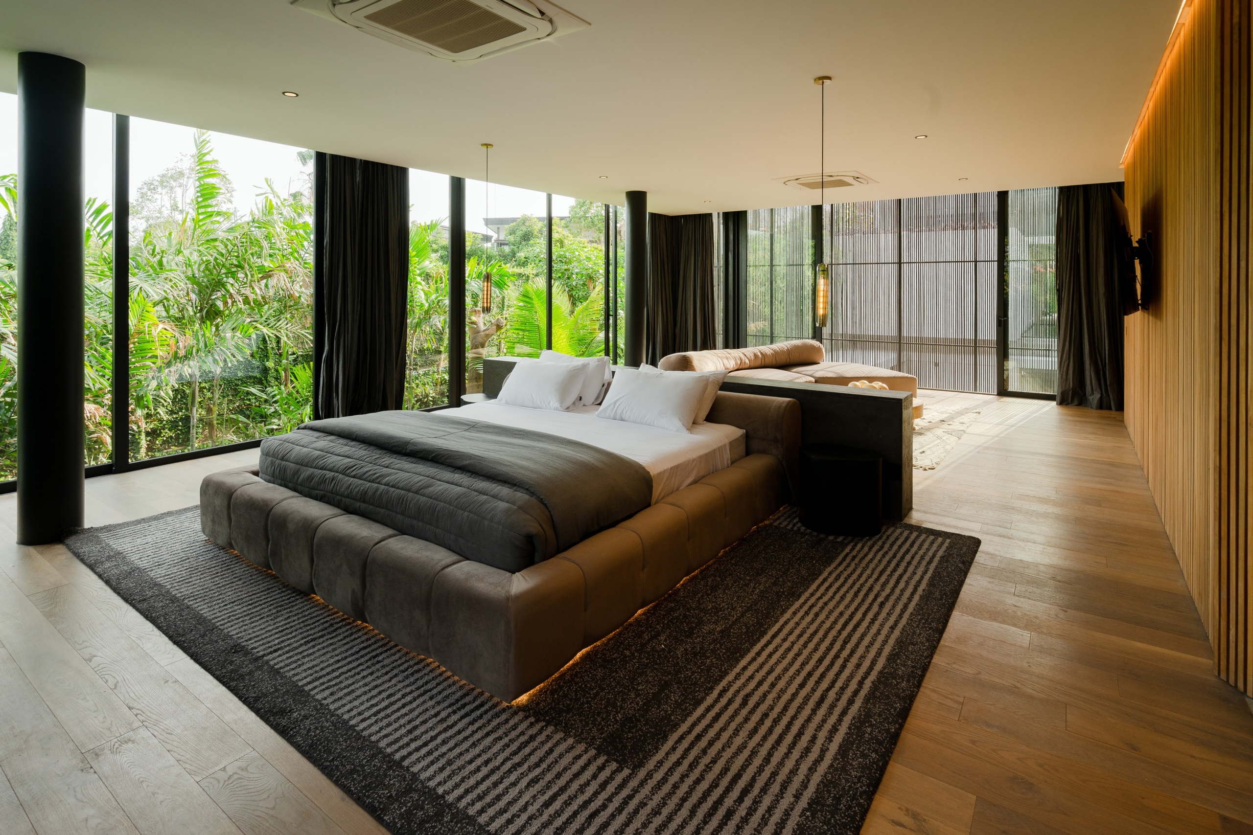 amazing spacious master bedroom