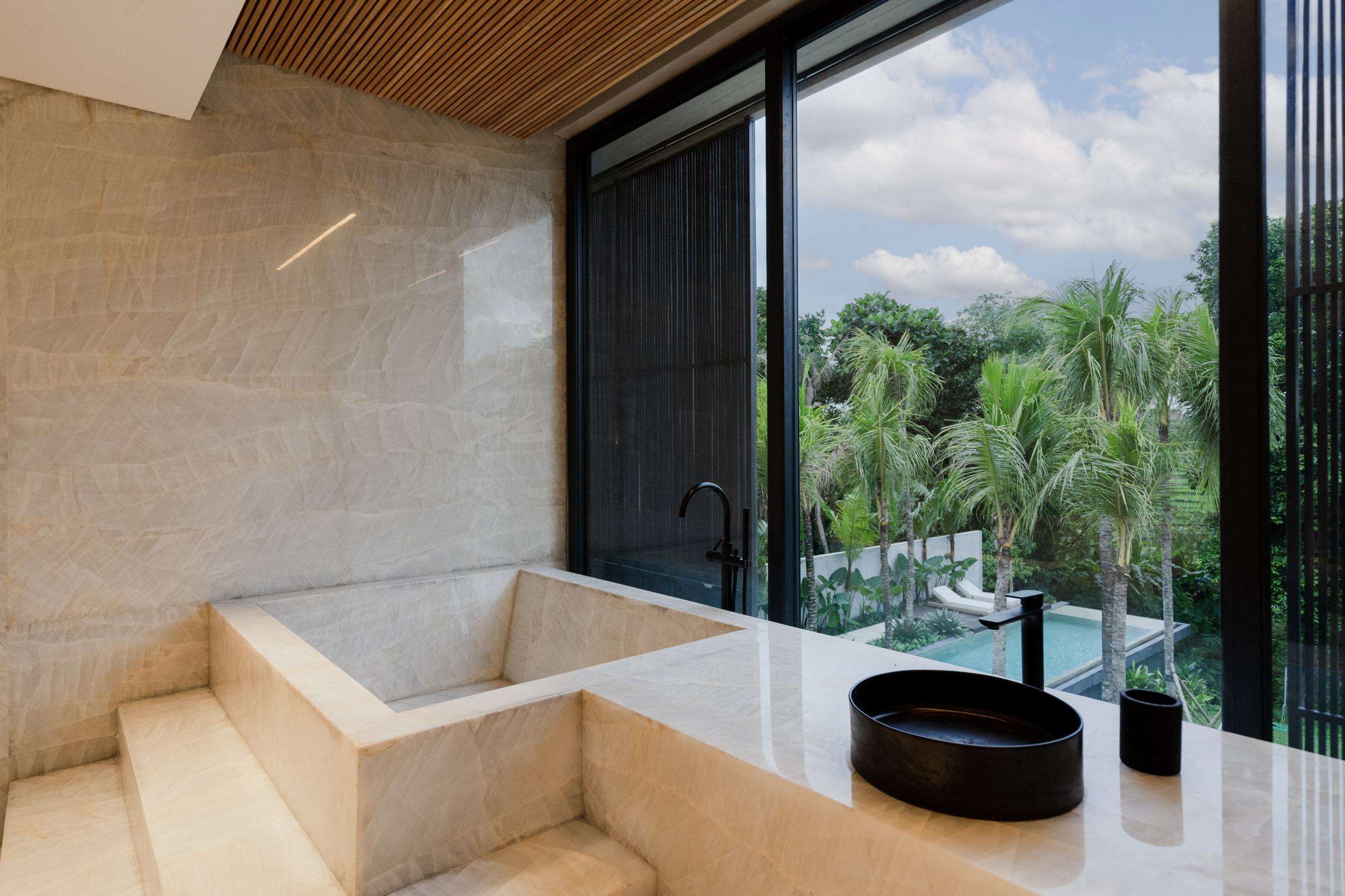 full marble in the bathroom of th emaster bedroom