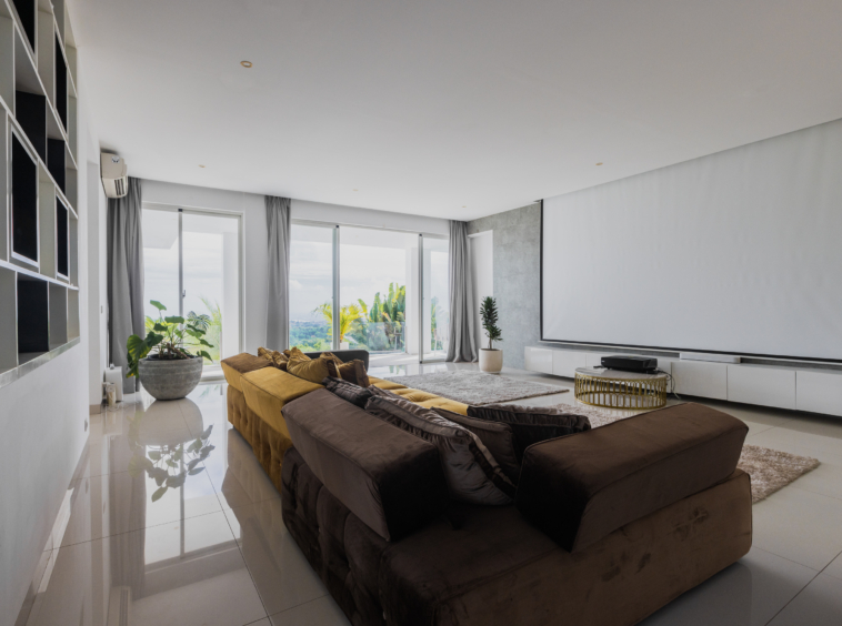 sedonc living room with ocean view