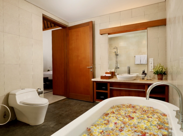 All ensuite bathroom with bathtube, wood and even flower in the bath if you ask the staff