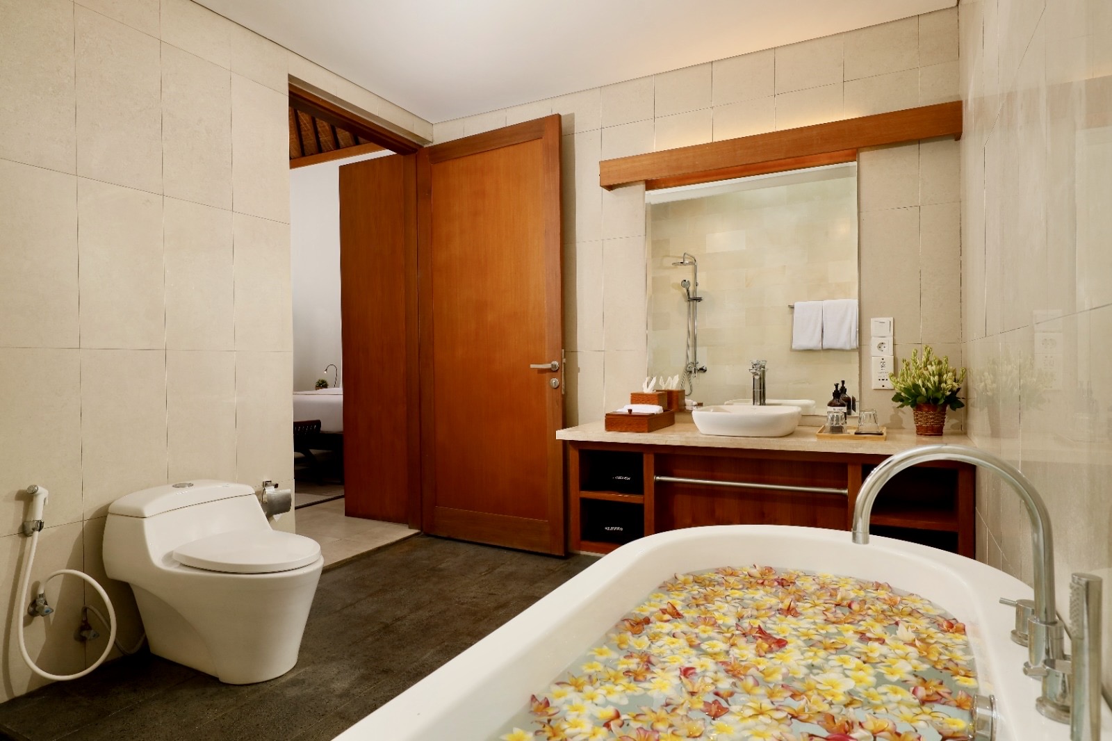 All ensuite bathroom with bathtube, wood and even flower in the bath if you ask the staff