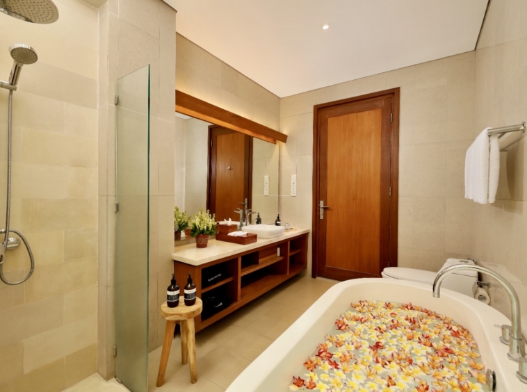 Bathtube in bathroom with washbasin