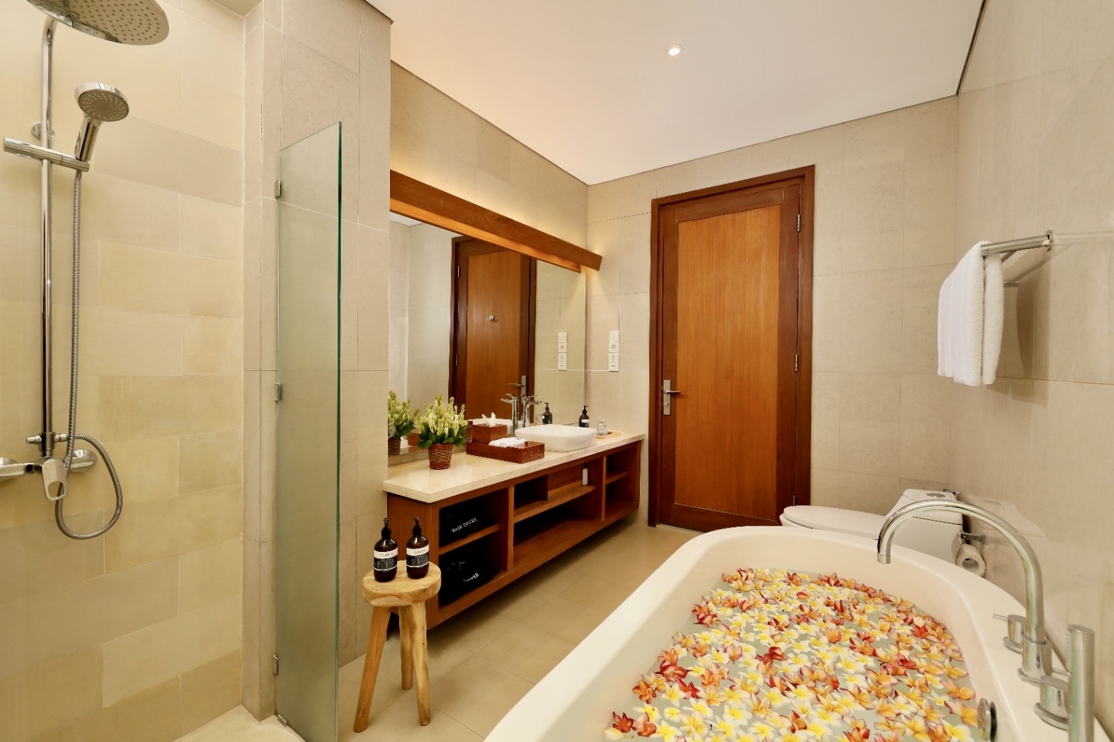 Bathtube in bathroom with washbasin
