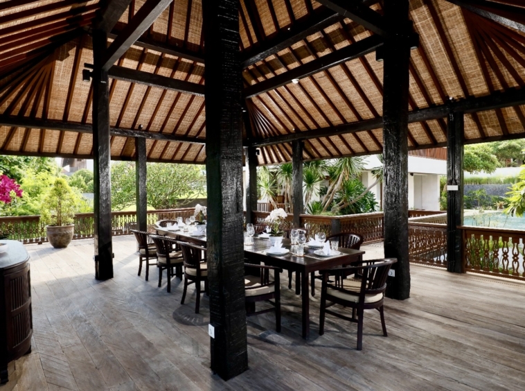 same second living room, open to the nature. Perfect for dinner