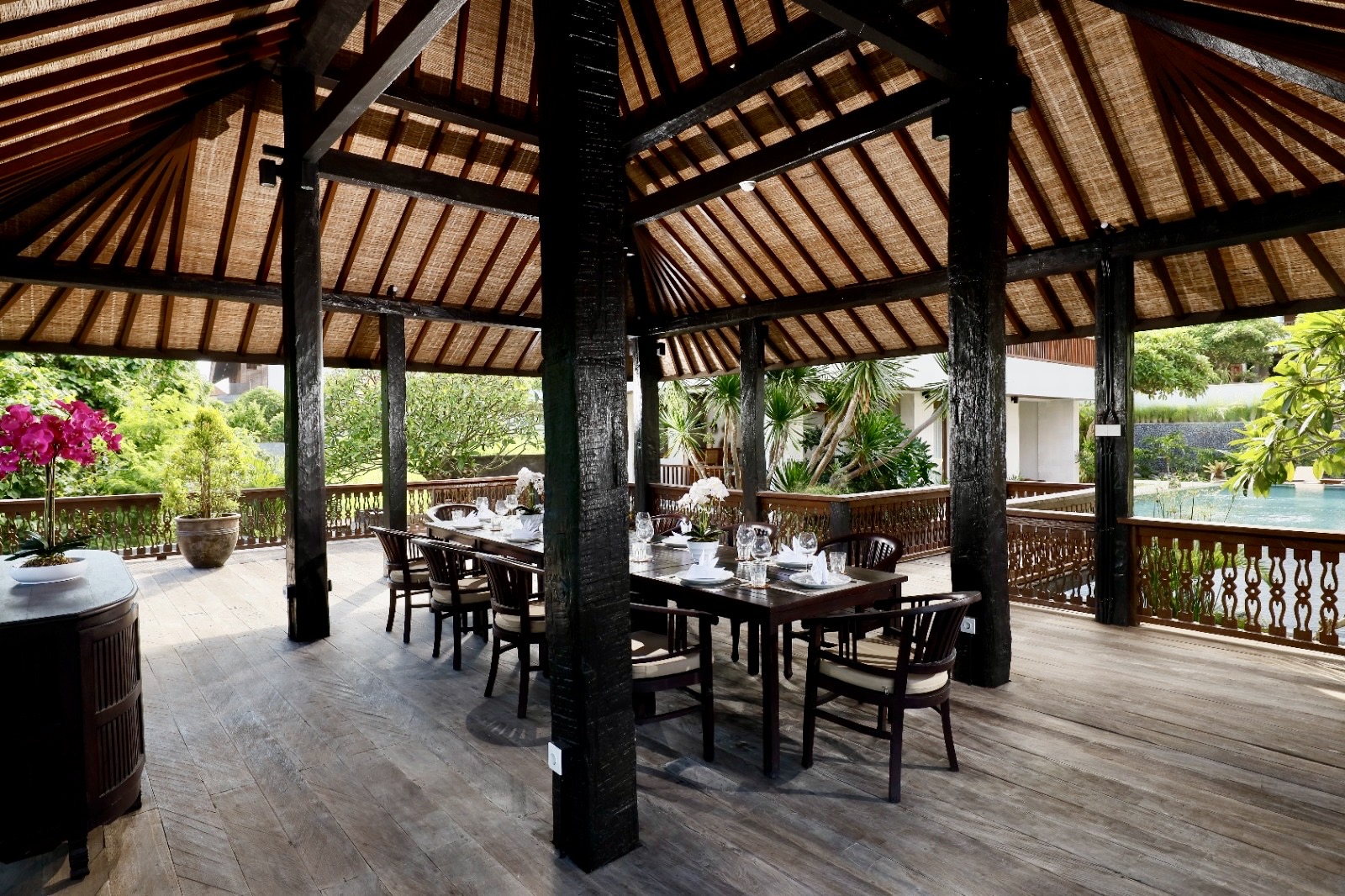 same second living room, open to the nature. Perfect for dinner