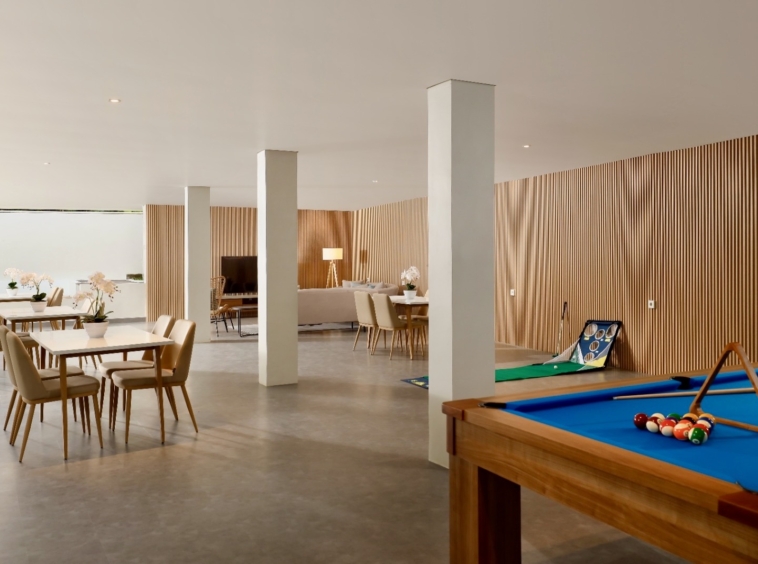 This spacious place is perfec for breakfast, or party with this pool table and golf set.