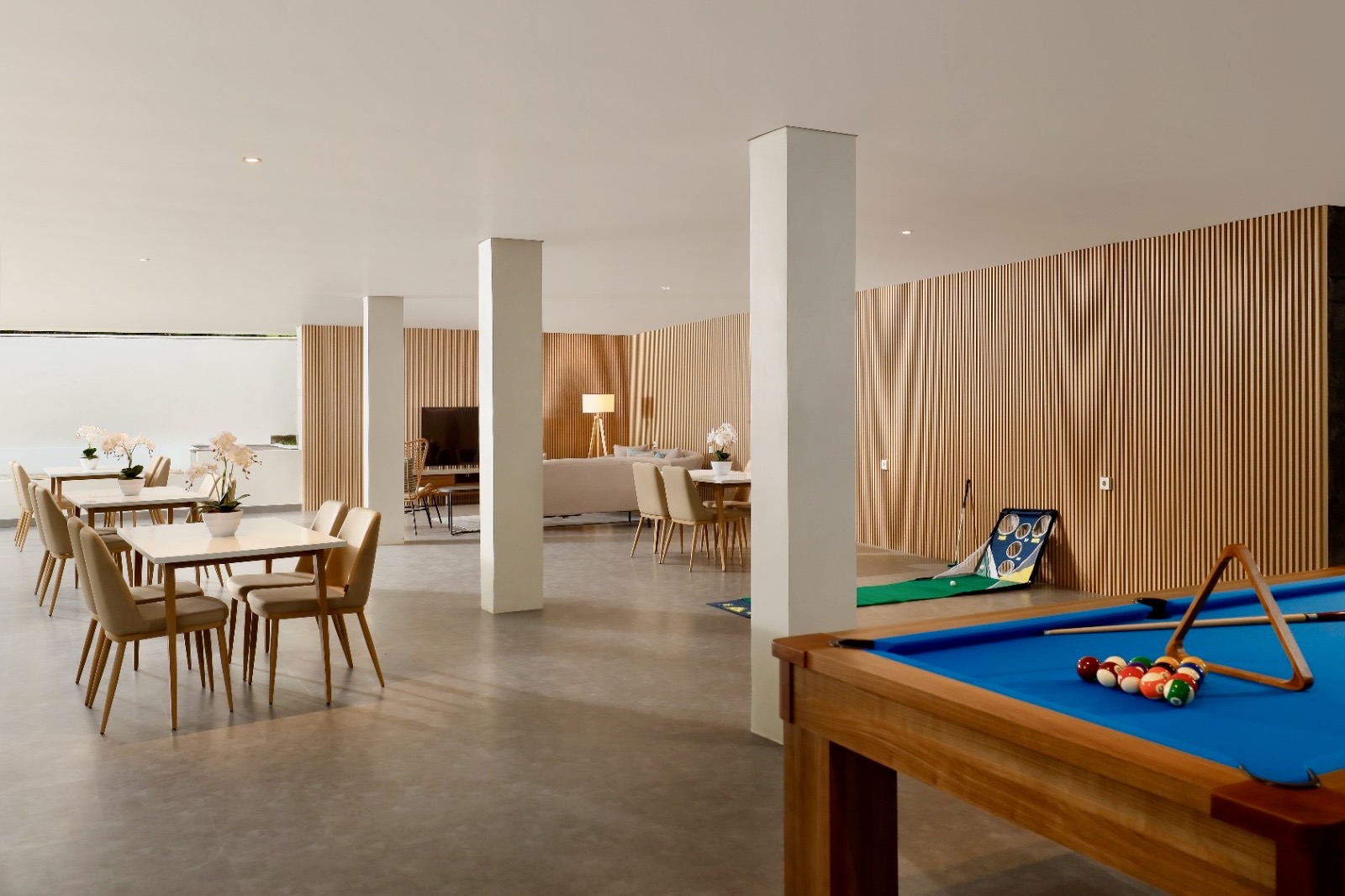 This spacious place is perfec for breakfast, or party with this pool table and golf set.