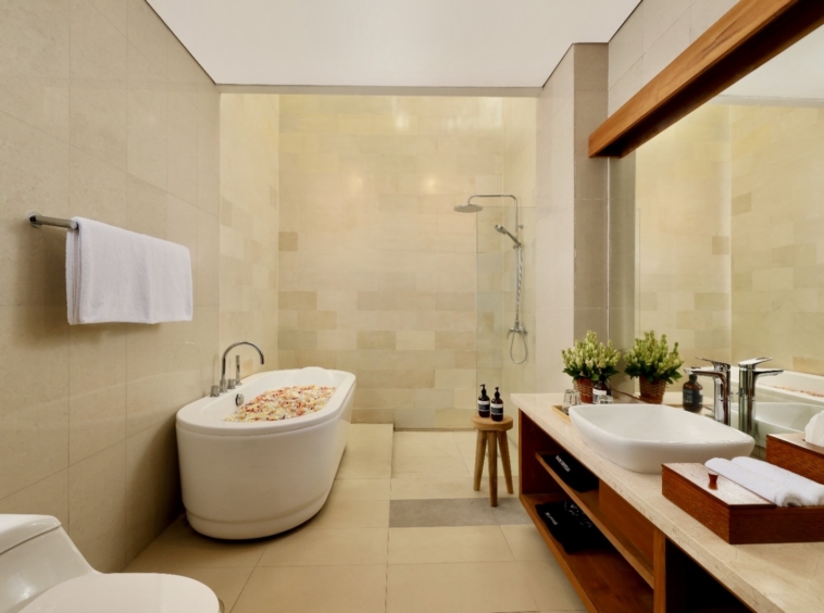 Ensuite bathroom with bathtube and flowers in the water for a romantic moment with your loved one.