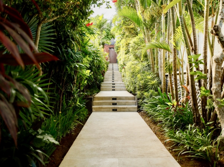 The alley to go from the 3 to the 6 bedroom villa.