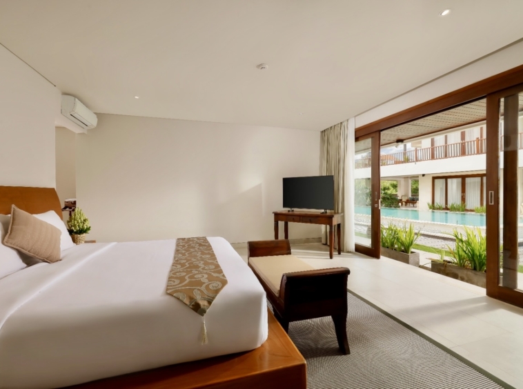 another bedroom with kind size bed for this one.