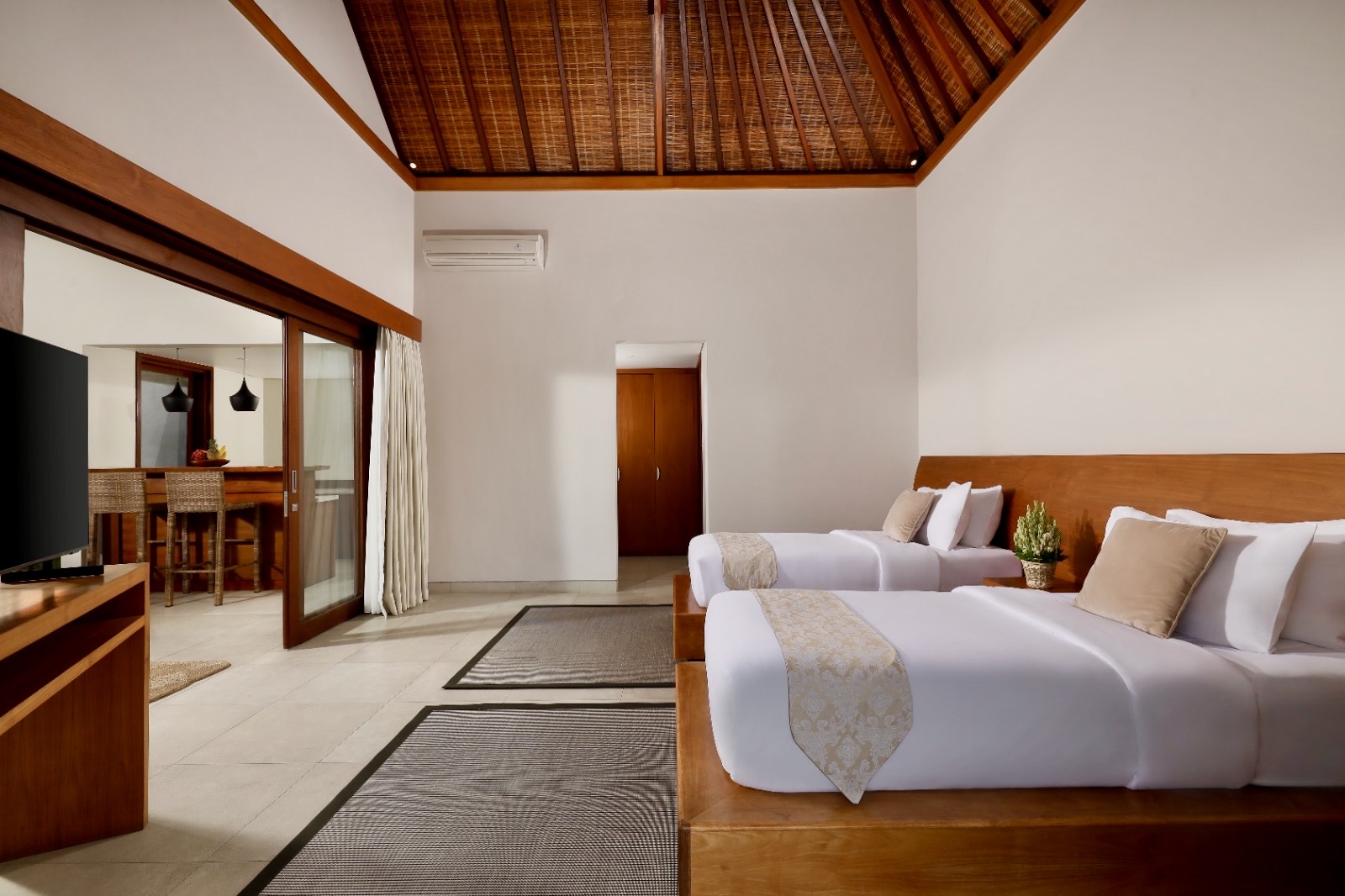 Some bedrooms have kins siez bed or twin beds