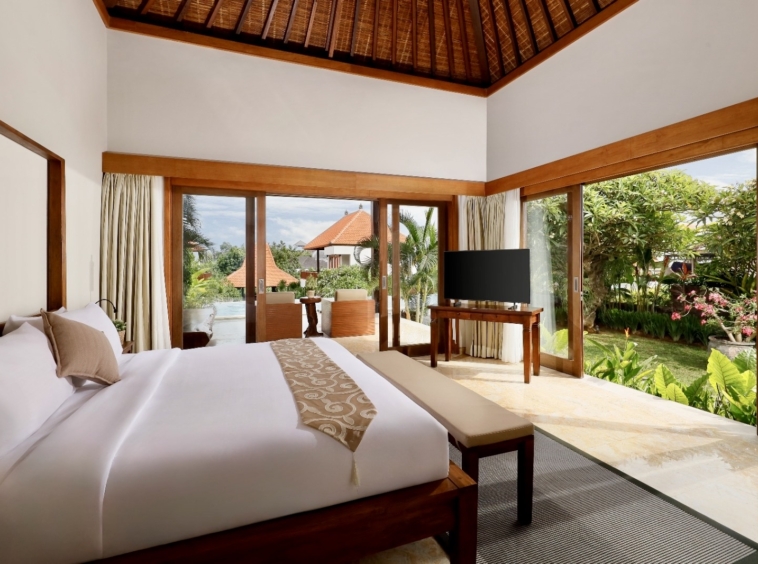 one of the bedrooms with traditionnal balinese roof, but confirtable and moderne in the same time.