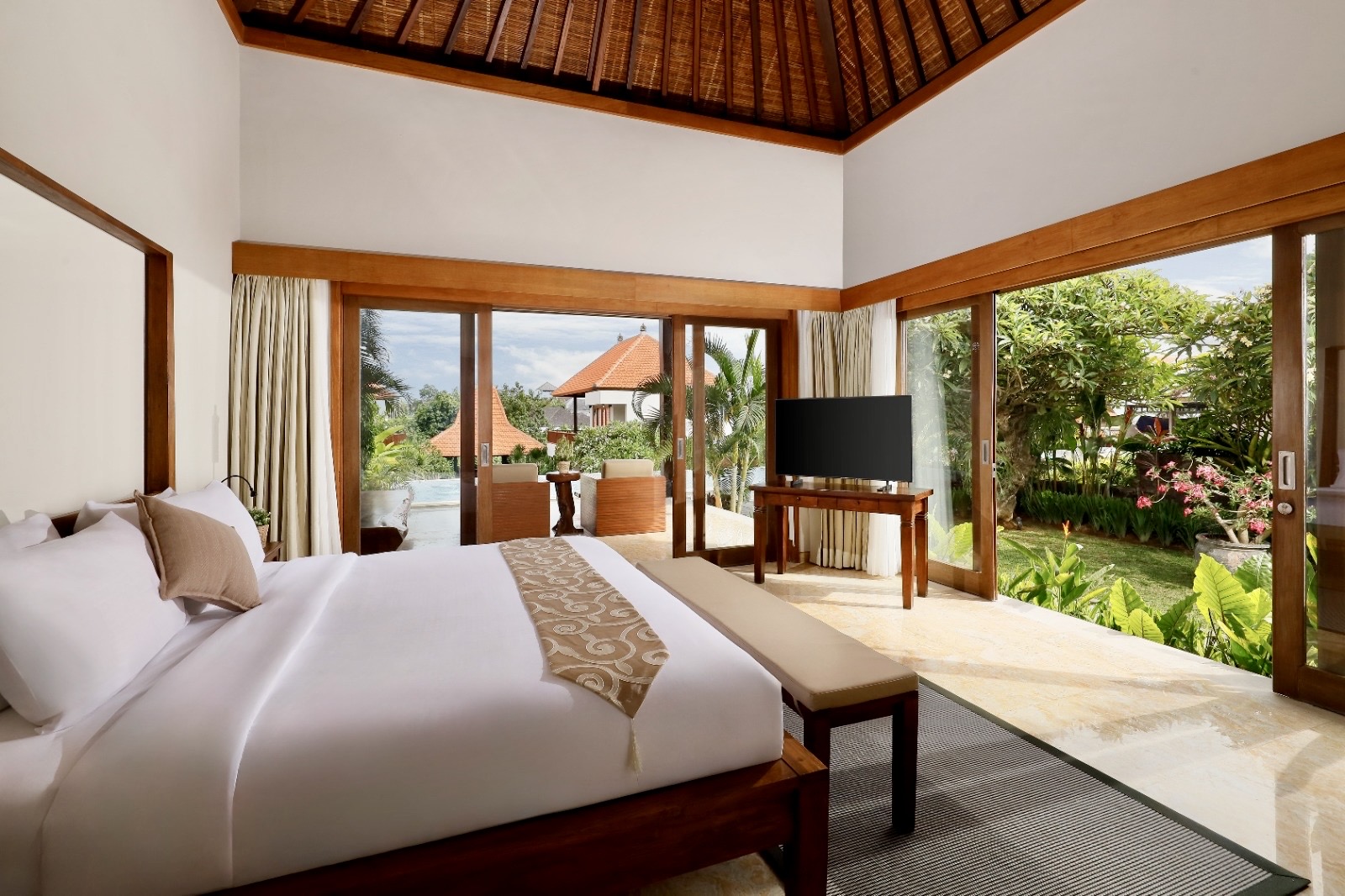 one of the bedrooms with traditionnal balinese roof, but confirtable and moderne in the same time.
